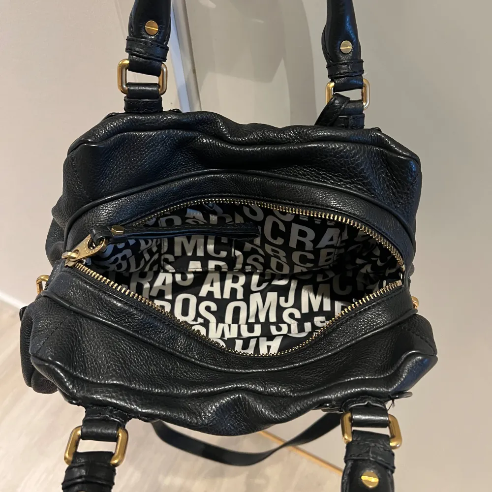 Säljer denna populära Marc Jacobs väska i mini modellen🔥 Väskan är vintage men fortfarande i ny skick utan slitage och det är av att väskan är gjort av äkta läder🩷 Skriv privat vid lilla minsta funderingar 😇. Väskor.