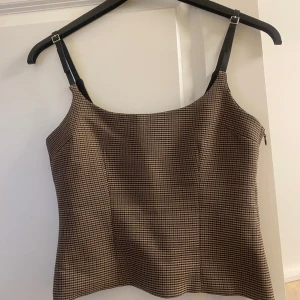 Zara topp - Figursydd topp med dragkedja på sidan och justerbara band, storlek xs