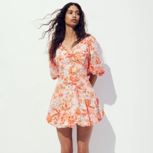 Klänning - Säljer denna somriga klänningen då den inte har kommit till använding. Den är helt oanvänd och ny skick, dock sitter inte prislappen kvar då jag trodde den skulle användas💗 