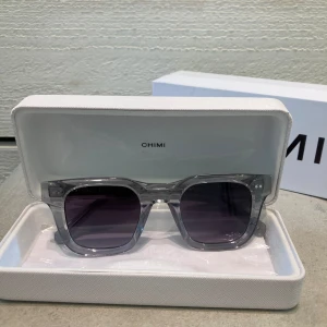 Chimi 04  - Säljer just nu dessa riktigt snygga Chimi 04 i färgen grå som passar perfekt nu inför sommaren! Helt nya, inga defekter. Skriv vid frågor eller funderingar! Pris kan diskuteras vid snabb affär!🙌