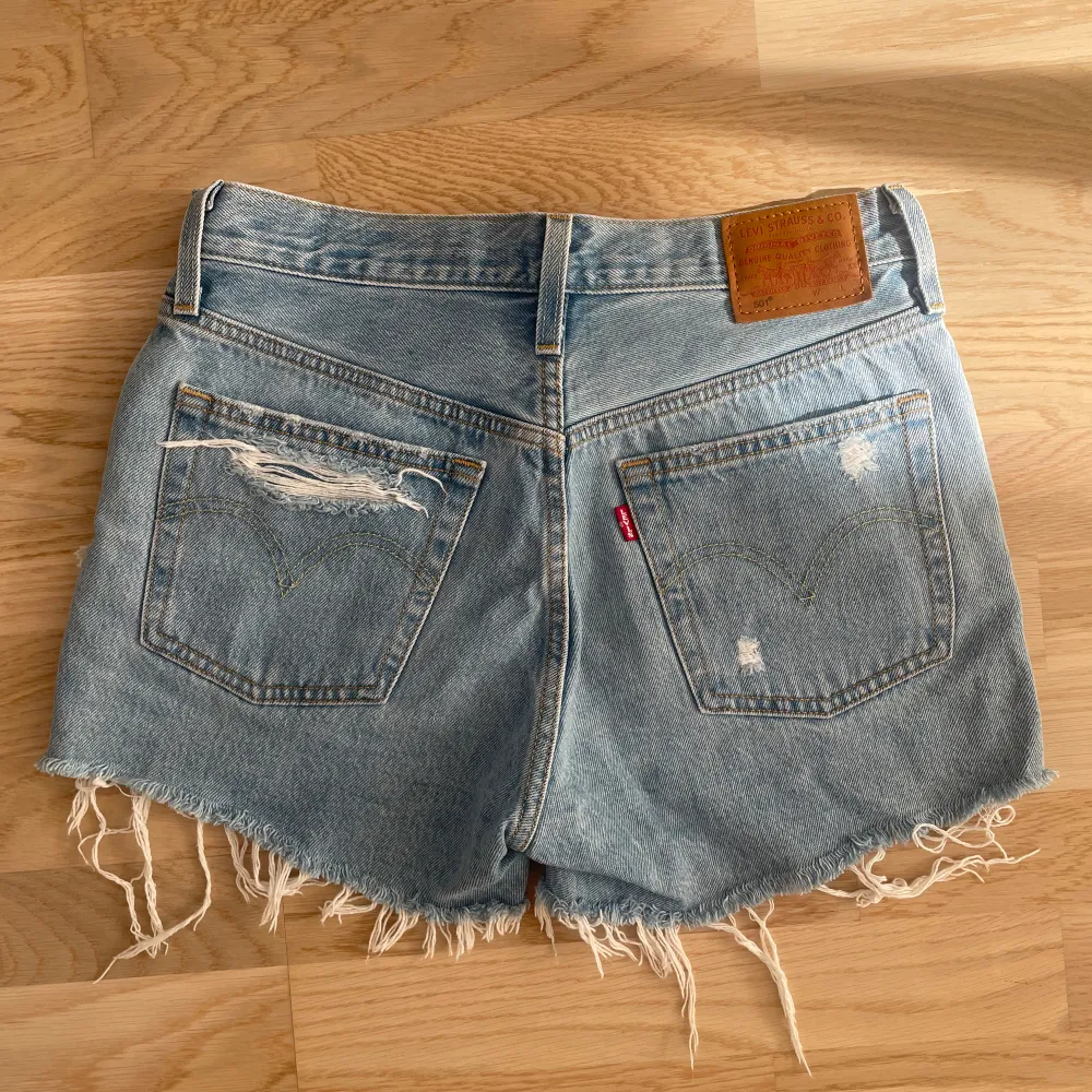 Korta jeansshorts från Levi’s. Använd fåtal gånger, därav i mycket bra skick.  Storlek: W26 Ordinarie pris: 669 kr. Shorts.