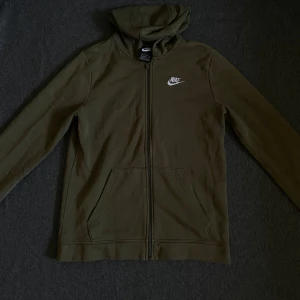 Nike zipup hoddie - Nike zip hoddie i perfekt skick.  I barnstorlek 158-170 passar xxs-s