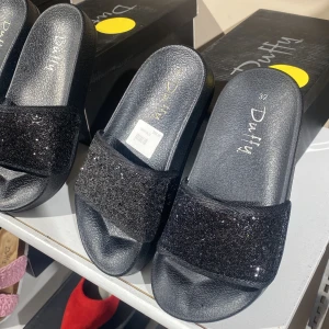 Duffy tofflor  - Svarta helt nya Duffy tofflor🩷nypris 250kr Finns i storlek 32,33,34 