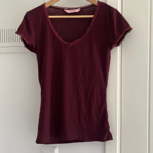 T-shirt från hunkemöller - Vinröd v-ringad t-shirt från Hunkemöller i storlek S. 