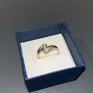 Guldring med diamanter  - Äkta 18 k Guldring med diamanter och svenska stämplar. 