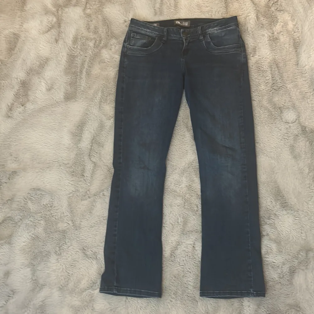 Snygga ltb jeans valerie, använda några gånger men finns prislapp med. Säljer då de fel storlek . Jeans & Byxor.