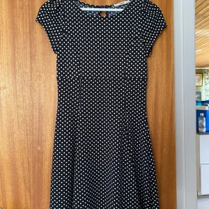 Klänning - Vit prickig klänning som är super skön från oasis 