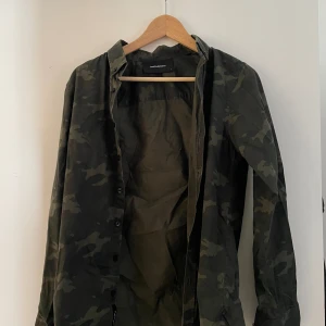 Peak Performance Skjorta  - En Peak skjorta som inte används längre då jag vuxit ur den, använd vid enbart några tillfällen och sitter fint!