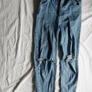 Sköna jeans - Jeans i jätte skönt material. Ganska korta i längden. Använda och det kan ses på knä hålen.