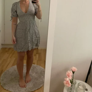 Prickig klänning - Klänning från H&M. Storlek 36.