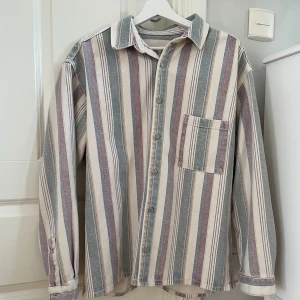 Jeansjacka Zara - En väldigt snygg unik jeansjacka ifrån Zara. Väldigt sparsamt använd och inga tecken på defekter! Perfekt för sommaren & hösten! Storlek: M