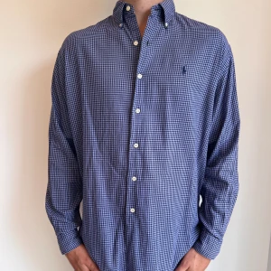 ralph lauren  - Blårutig Ralph Lauren skjorta i storlek M men är oversized i storleken. Skjortan är i fint skick utan några skavanker. Modellen är 186 cm lång. Orginalpris ca 1500 kr och nu endast 499. 