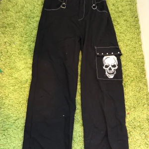 Coola byxor  - Coola byxor med en döskalle på fickan, kontakta gärna innan köp🫶🏻