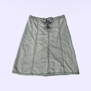 y2k jeanskjol ˚₊‧꒰ა ☆ ໒꒱ ‧₊˚ - jättefin jeanskjol från only köpt på humana. säljer då den blivit för liten på mig˚₊‧✮⋆˙