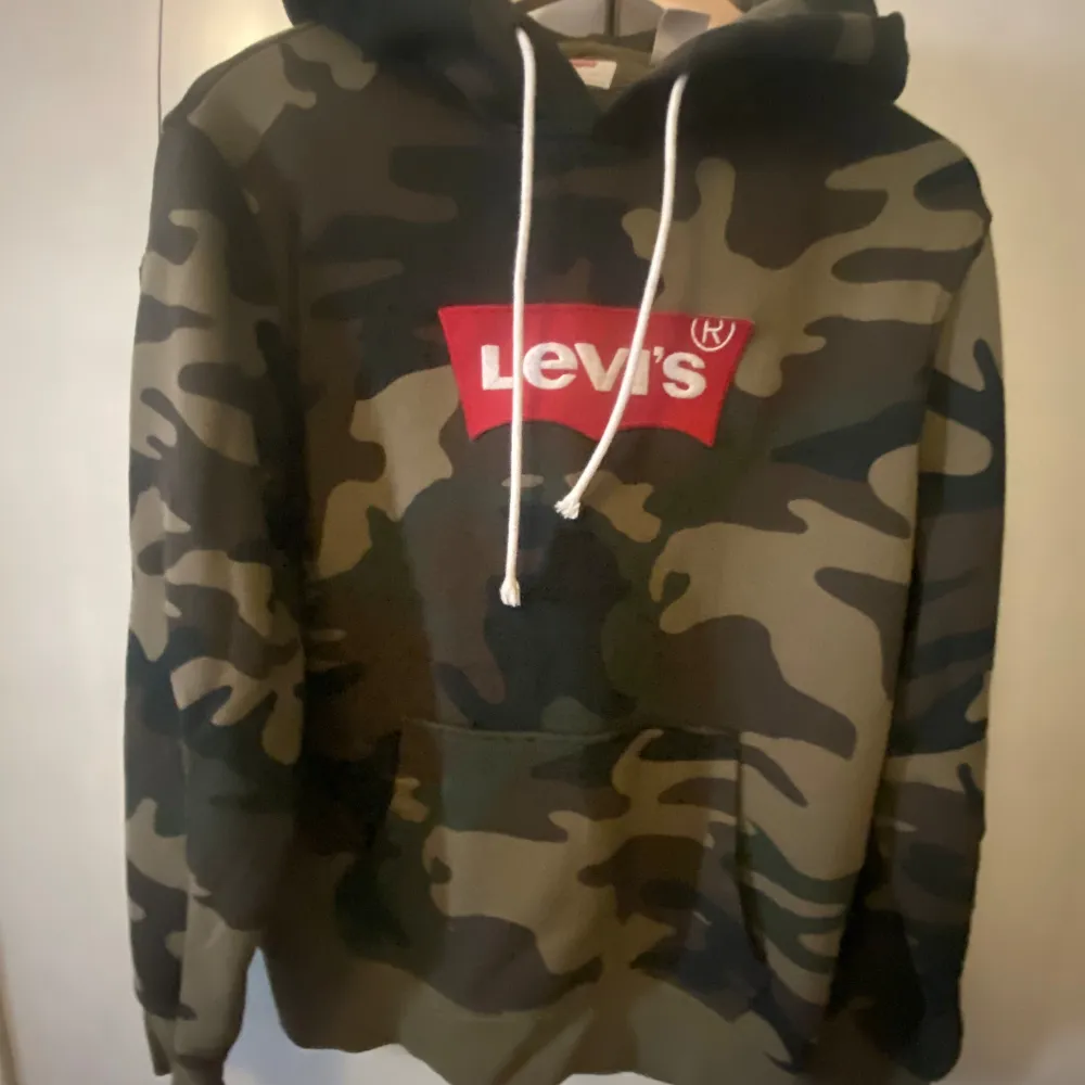 Säljer en jättefin Levis hoodie, aldrig använd. Cond: 10/10!!! . Hoodies.
