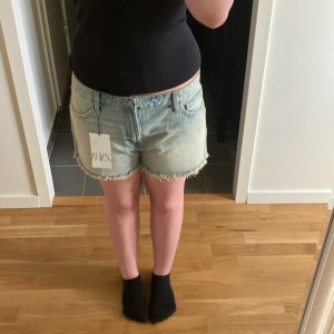 INTRESSEKOLL - Jag undrar hur mycket folk kan betela för de här helt nya Low-Rise jeans shorts från Zara, slutsålda på hemsidan, endast provade. Köpte fel stl, Skriv för mått byte🩵