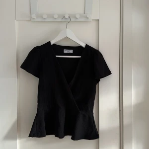 V-ringad blus Holly & White - Bra skick och är så gott som ny. Väldigt fin till skolan eller festligare tillfällen. Storlek xs men passar också s