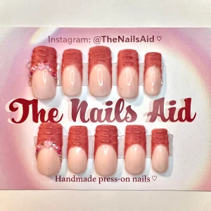 Press-on rosa naglar - Press-on rosa french gelnaglar! Jättesöt design, ej använda såklart ✨💕   Jag gör även custom made prese-on naglar, skriv bara i medelande alternativt checka in @thenailsaid på instagram. Varje set Kommer med kit (lim,filar,pinne) 💕✨