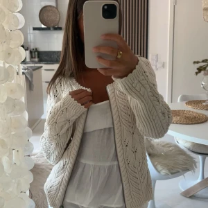 Beige/off white virkad kofta - En så fin kofta som är off white/ beige som passar perfekt på sommarkvällar🌸⚡️✨