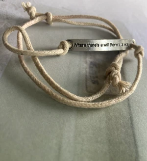 Armband Budskap - Armband Budskap Reglerbart bomullssnöre Beige Metallbricka med text