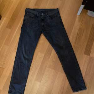 Slim fit Levis Jeans i storlek W31. Dem är knappt använda och i bra skick. Passformen är slim