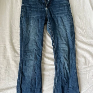Bootcut jeans - Vet ej vart de är ifårn då de va min mammas gamla. De är mid-rise och bootcut i en jättefin mörkblå färg. Om ni vill ha fler bilder eller undrar om passform är det bara att skiva. De är lite slitna vid fötterna men ingen som inte går att kilppa bort💕