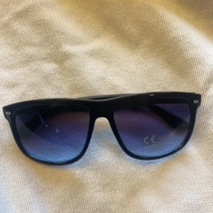 Solglasögon -  Helt nya Solglasögon med bra kvalite med uv skydd och nästan identiska till raybans