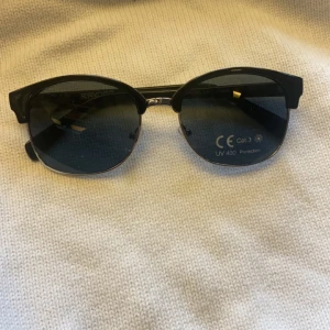 Solglasögon  - Helt nya solglasögon med uv skydd och nästan identiska till raybans 
