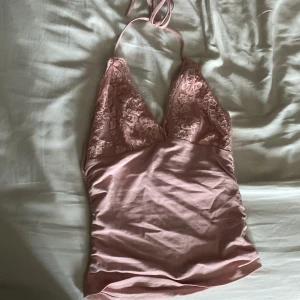 Super snygg sommar topp från Shein! - Super snygg sommar topp från Shein i storlek XS med knytning runt halsen!💞