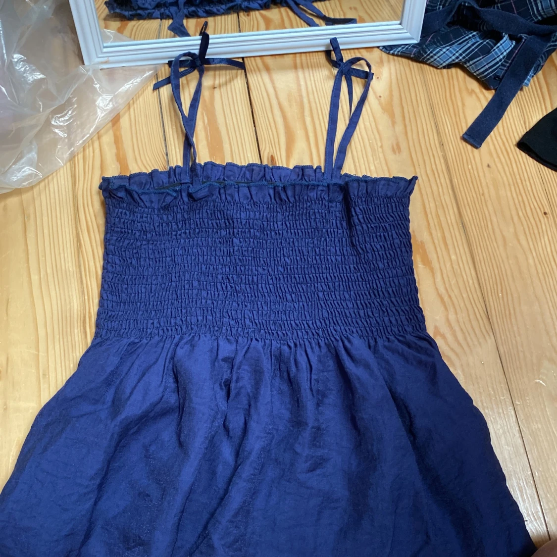 marin blå topp med rosetter på band - 90