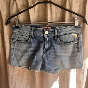 Lågmidjade jeans shorts från replay - Super snygga lågmidjade jeans shorts från replay  Waist:28🩷  Passar mig bra som är storlek 36