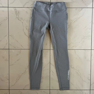 Träningsstights - Grå träningstights från ICANIWILL. Liten ficka. Använda 1 gång. True to size. Nyskick. 