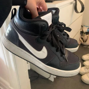 Nike skor i strl 36,5 - Nikeskor i strl 36,5. Fint skick!!