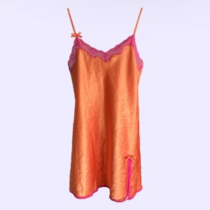 y2k nattlinne 🧡🎀 - jättefint nattlinne köpt på humana och aldrig använt. verkligen superfint och passar så bra nu till sommaren eller till fest. står stl 46/48 men den sitter som en vanlig L🧡🎀