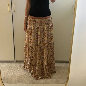 Långkjol - Maxi-kjol från Nakd. Nyskivk med lapparna kvar😍