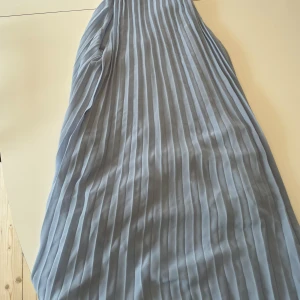 Klänning - Hm klänning i storlek s.  Helt oanvänd. Nypris 300kr. Perfekt nu till sommaren så den är i silkesmaterisloch väldigt tun. 