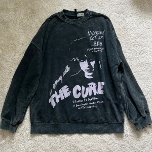 The Cure tröja - Stl xs men oversize!! Passar därför många storlekar. Trycket är i en ljuslila färg. Skriv om ni har frågor💗