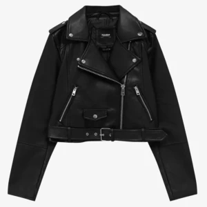 Skinnjacka Pull & bear  - En skinnjacka i färgen svart som är i bra skick. Den kommer tyvärr inte till mer användning, använts endast en gång. Köpt för 399kr säljer för 300kr. Frakt ingår med 29kr. 