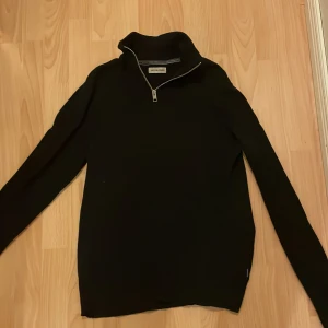 Halvzip Jack & Jones  - Stilren halvzip från Jack & Jones som endast blivit använd ett par gånger. Storlek M   Hör av er vid fler frågor! 