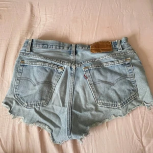 Levisshorts - Shorts från Levis som tyvärr var för stora för mig! Köpta second hand 💙midjemått är ca 38cm!