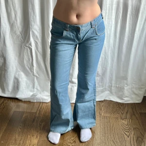 Lågmidjade jeans - Vintage lågmidjade bootcut jeans med lapp kvar från Redstar. Midjemått: 78 cm, 39 cm rakt över. Innerbenslängd: 77 cm. Min vän på bilderna är 167 cm 💓