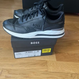 Boss skor - Säljer ett par Hugo Boss skor i storleken 41, dom är använda 4 gånger och är som nya i väldigt god skick.