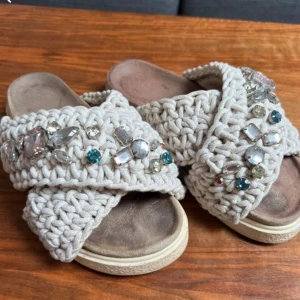 Inuikii tofflor  - Säljer dessa använda inuikii tofflorna instormat 38! Så himla fina o sköna ☺️❤️