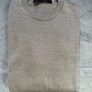 Beige tröja  - Beige tröja från märket Lawrence grey. Använd ett fåtal tillfällen så fortfarande i fint skick.