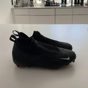 Nike phantom gx fotbollsskor  - Bra skick. Nypris 600kr. Pris kan diskuteras. 