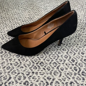 Svarta pumps - Svarta pumps från H&M. Dom är använda men inte så synligt förutom på själva klacken där tyget gått sönder lite men inget som man ser om man inte kollar väldigt nära💕