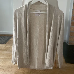 Beige kofta - Beige kofta från Zara. Storlek 164 men passar XS. Bra skick.💗