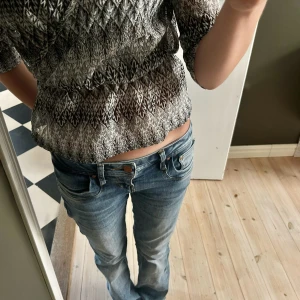 Lågmidjade ltb jeans - Supersnygga ltb jeans säljes då dem är för korta för mig💫 Fint använt skick! Helt slutsålda från hemsidan (nypris 800)🌸 Midjemått: 36 cm. Innerbenslängd: 75 cm.