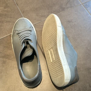 Axel arigatos  - Grå arigatos välanvändna men funkar fortfarande nypris 2500 kr 