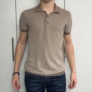 Massimo Dutti piké | Skick 9/10 | Storlek S | Nypris 600kr | Modell är 181cm lång | Frakt via PostNord eller Instabox på kundens bekostnad | Hör av er vid funderingar📧